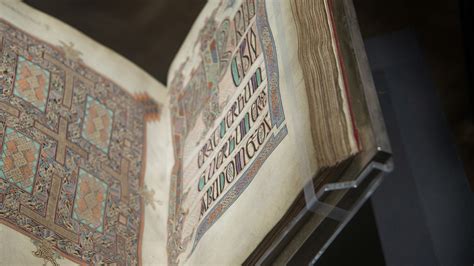 O Lindisfarne Gospels! Um Testemunho Vibrante da Fé e da Maestria Artística